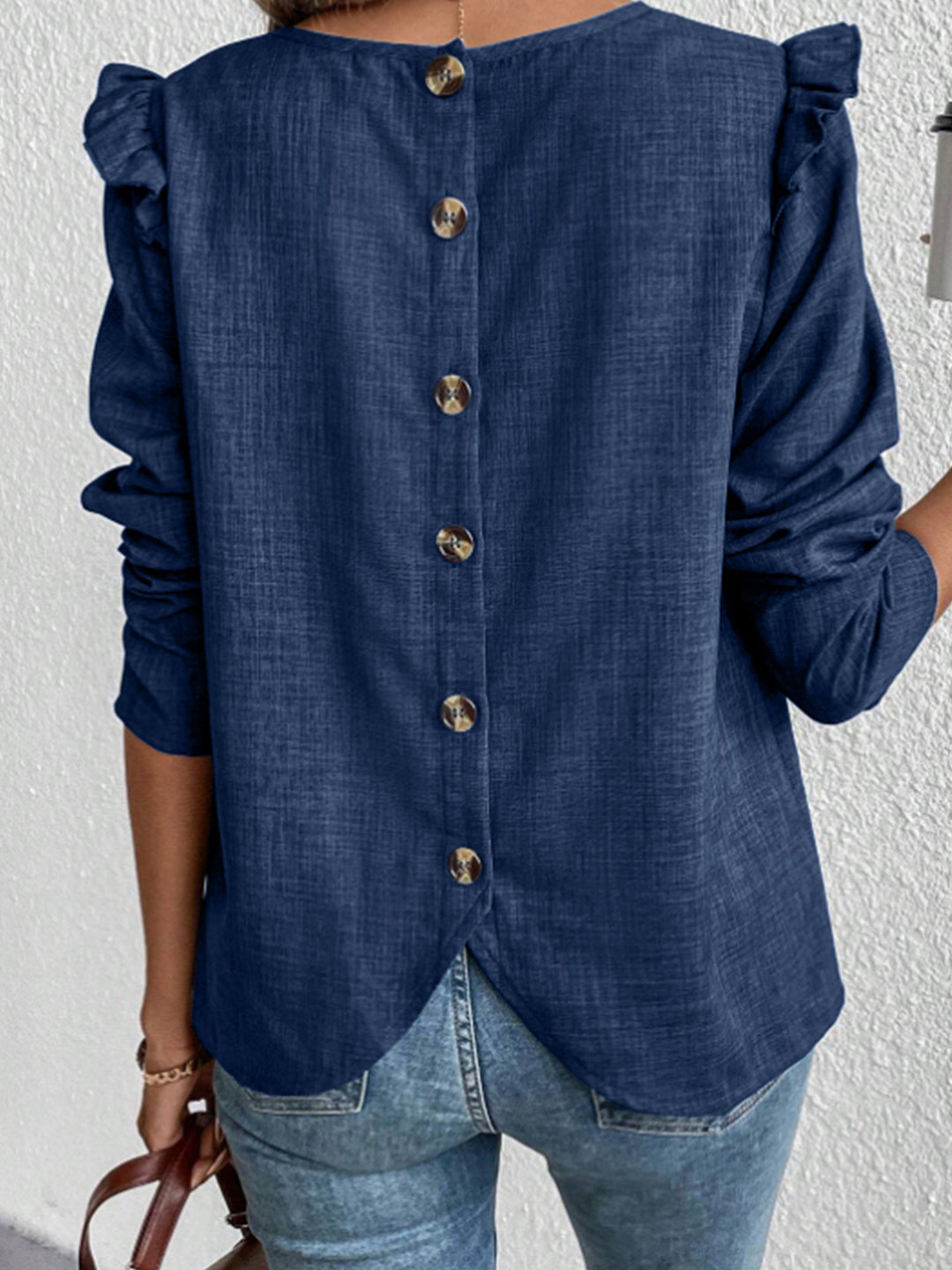Damebluse med elegant knapdetalje og rufflelementer Stilla