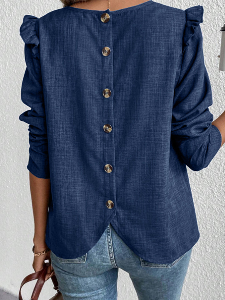 Damebluse med elegant knapdetalje og rufflelementer Stilla