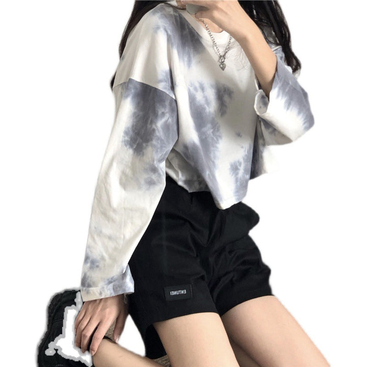Kvindernes cropped sweatshirt med moderne batikdesigns og afslappet snit