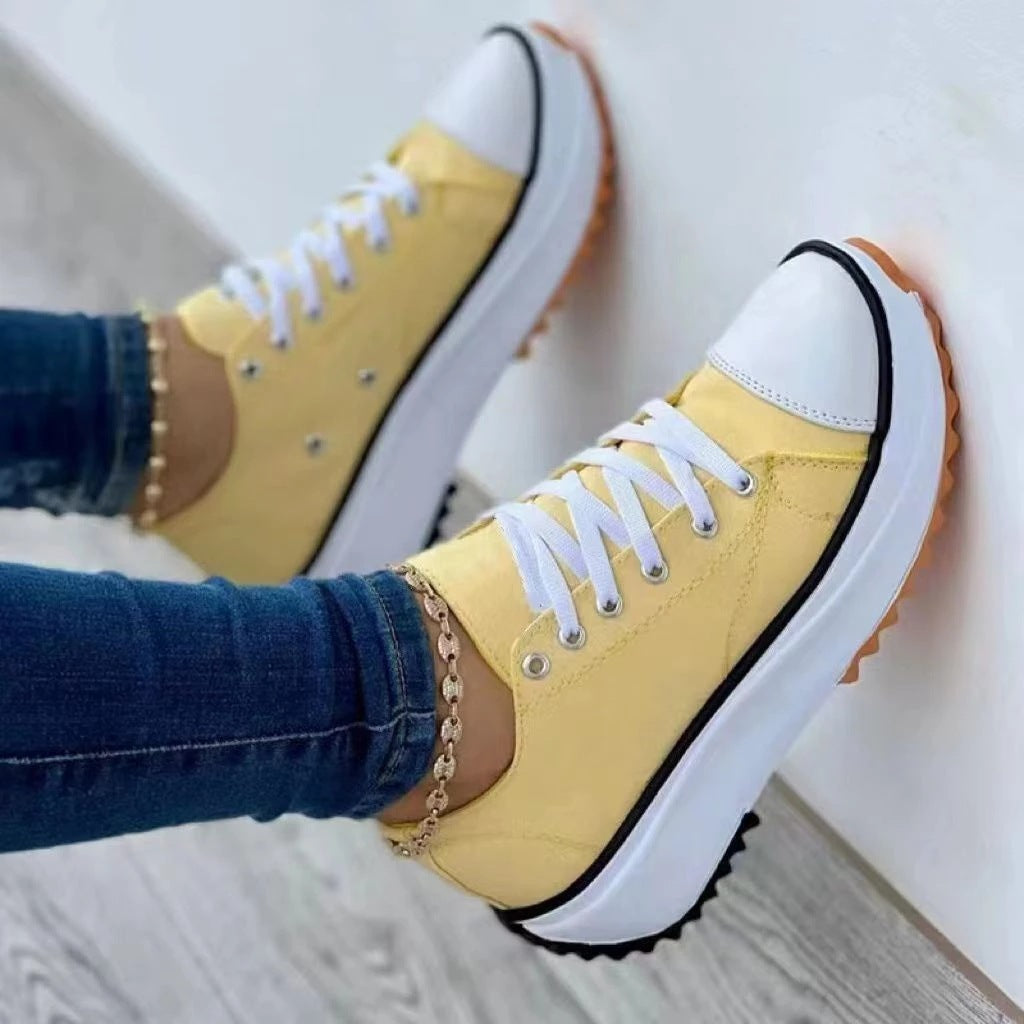 Dame Sporty Sneakers med moderigtigt overmateriale og skridsikker sål Stilla