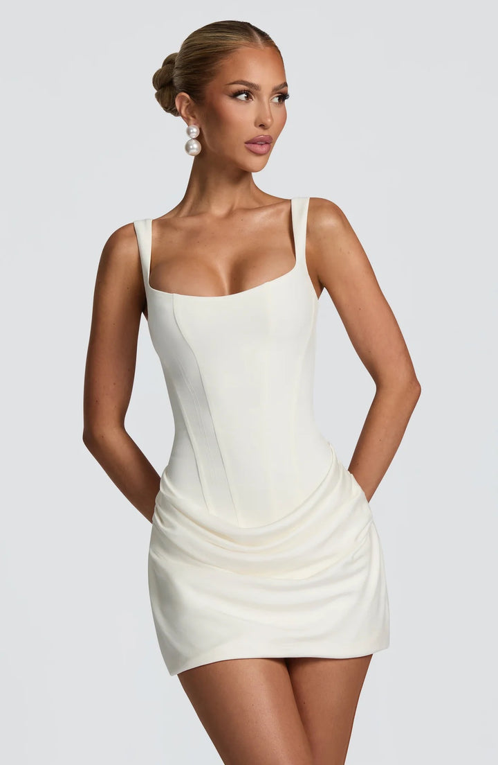 Dame Minikjole med elegant drapering og struktureret silhuet Skovae