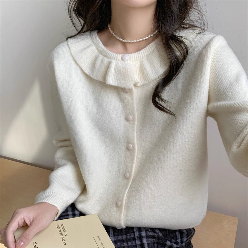 Kvinders strikket sweater med romantisk flæsekrave og fine knapdetaljer Stilla