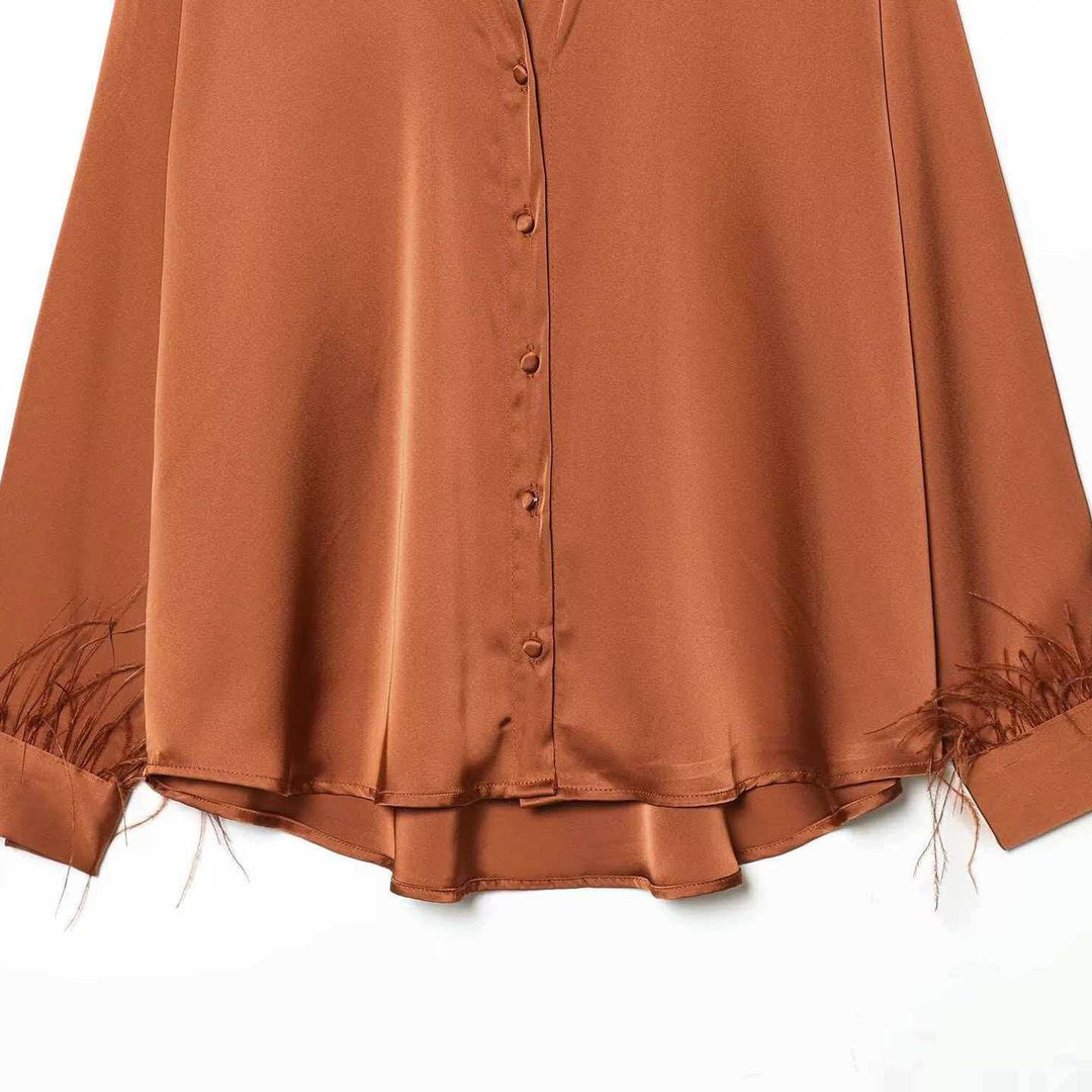 Kvinders satinbluse med elegante fjerdekorationer Stilla