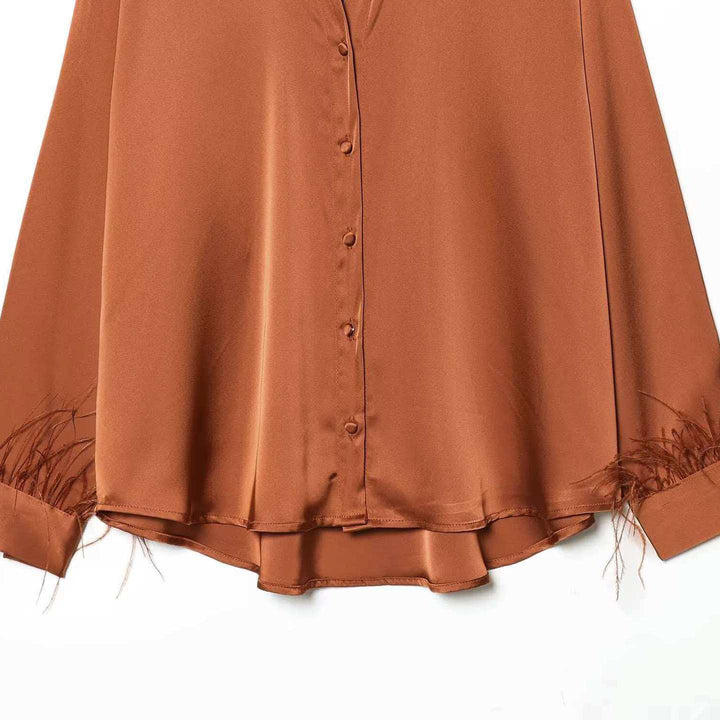 Kvinders satinbluse med elegante fjerdekorationer Stilla