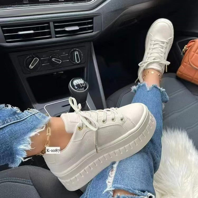 Dame Plateau-Sneakers med praktiske snørebånd og moderne design Stilla