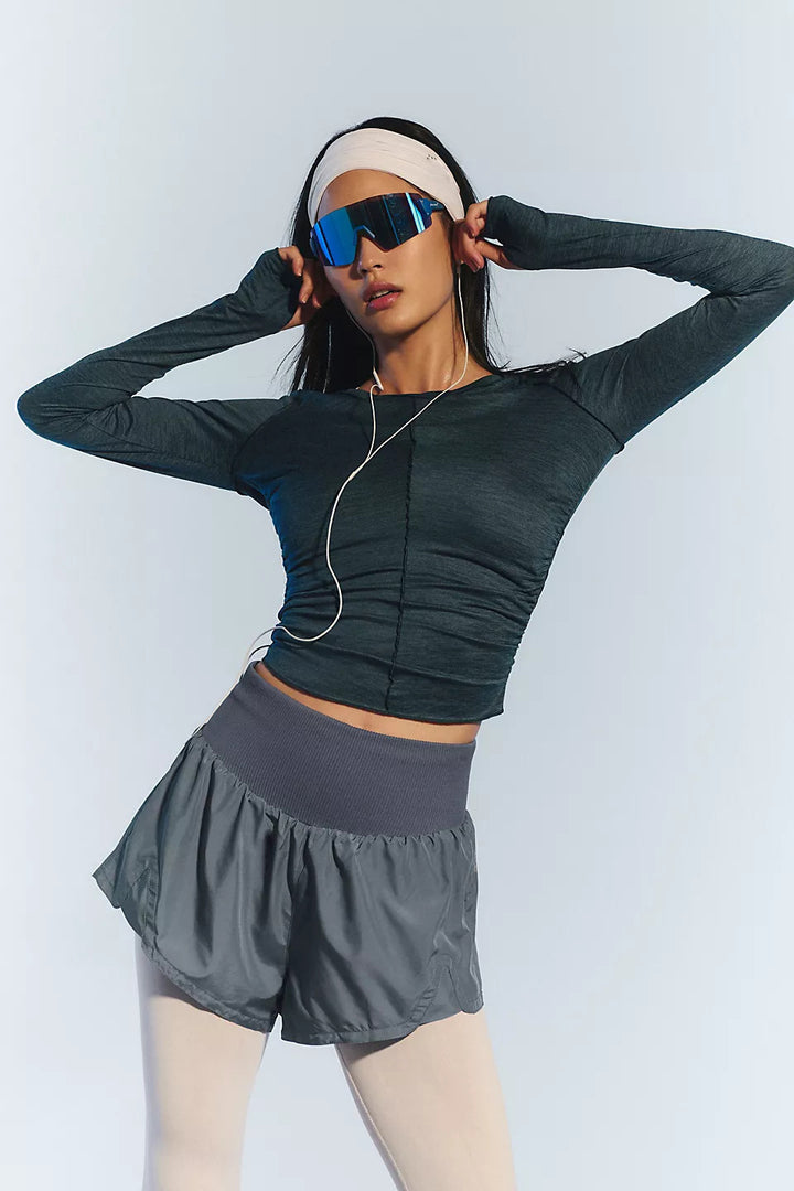 Kvinders sporty kortærmet top med ergonomisk pasform og sidesventilationsdetalje Skovae