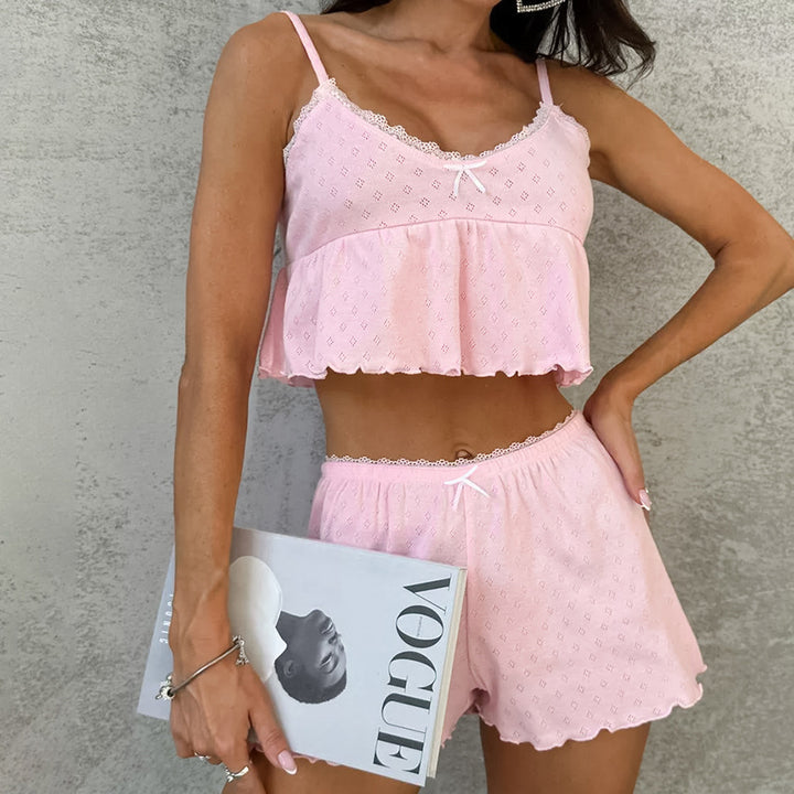 Dame kort pyjamas sæt med dekorative flæsedetaljer Stilla