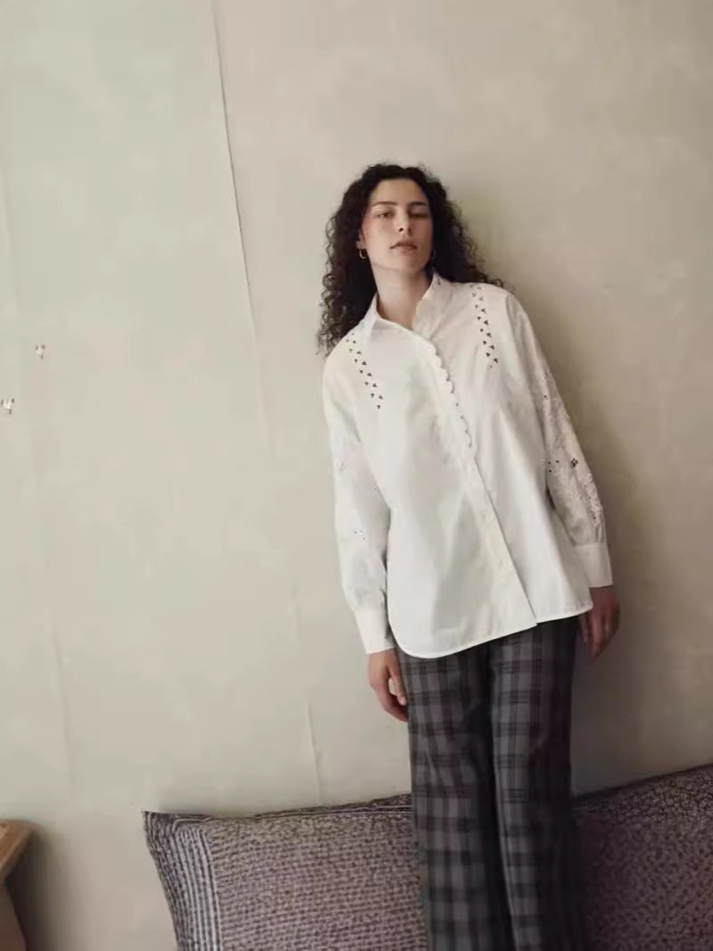 Damebluse med romantiske spidsede detaljer og elegante elementer Stilla