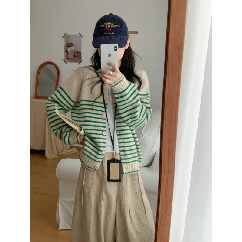 Kvinders cardigan med farverigt stribet mønster og knapbar design Stilla