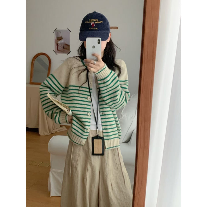 Kvinders cardigan med farverigt stribet mønster og knapbar design Stilla