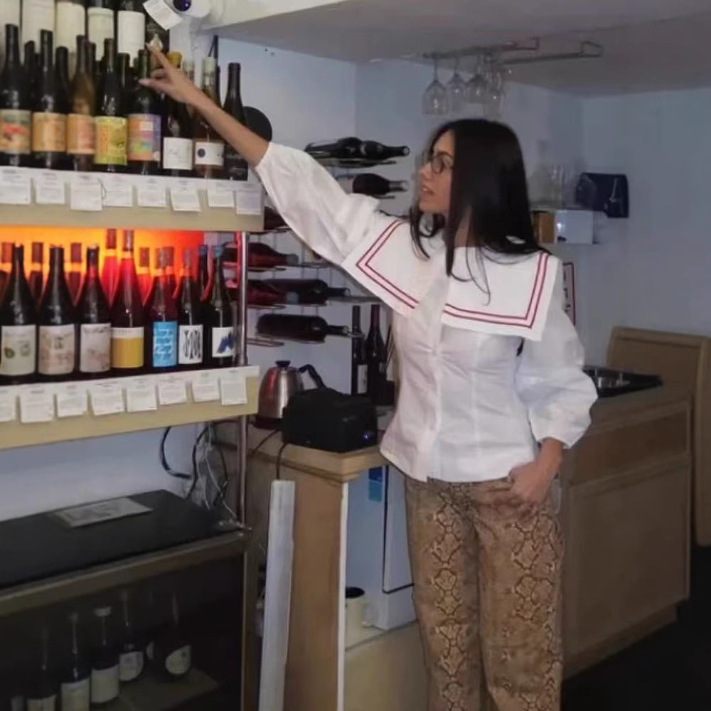 Damebluse med stor krave og elegante pufærmer Stilla
