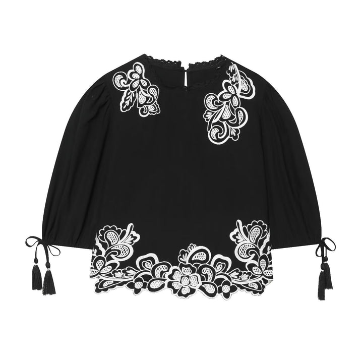 Damebluse med blomsteragtig blondede og flæseærmer Skovae
