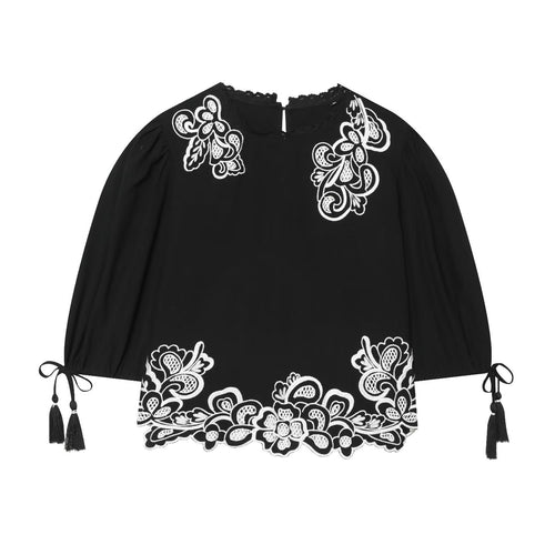Damebluse med blomsteragtig blondede og flæseærmer Skovae