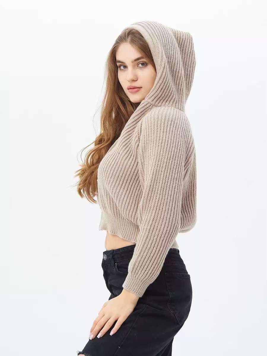 Women's Cropped Hoodie lavet af blødt ribbede strikmateriale med praktiske snore Stilla