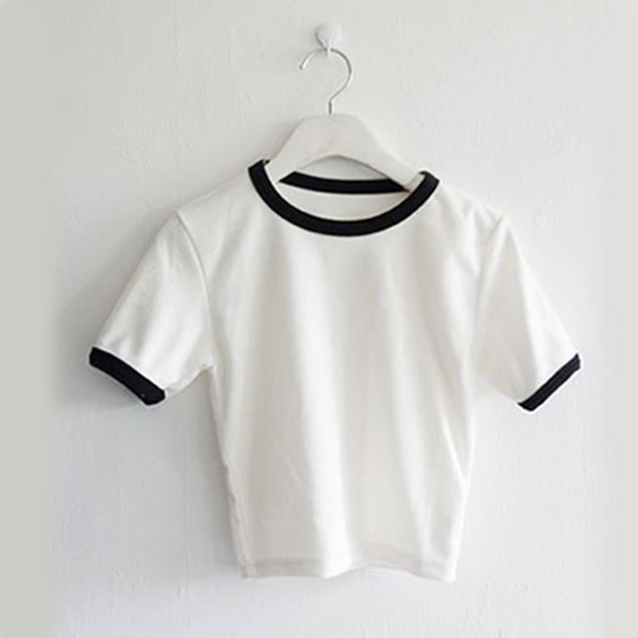 Kvinders cropped T-shirt med kontrasterende ærmeopkanter og afslappet pasform