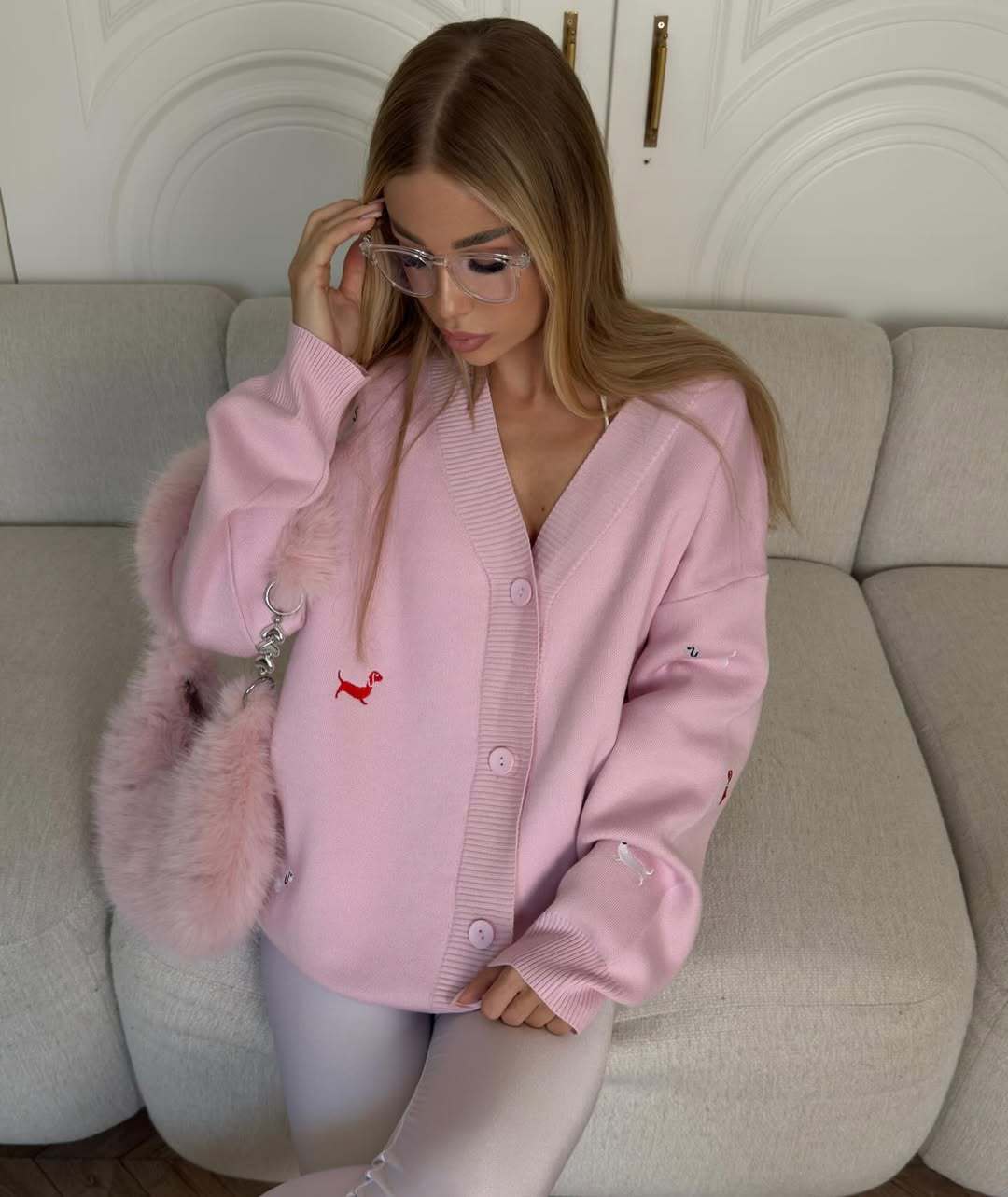Kvinders chunky strikket cardigan med elegant knaplukning og legende broderidetaljer Stilla