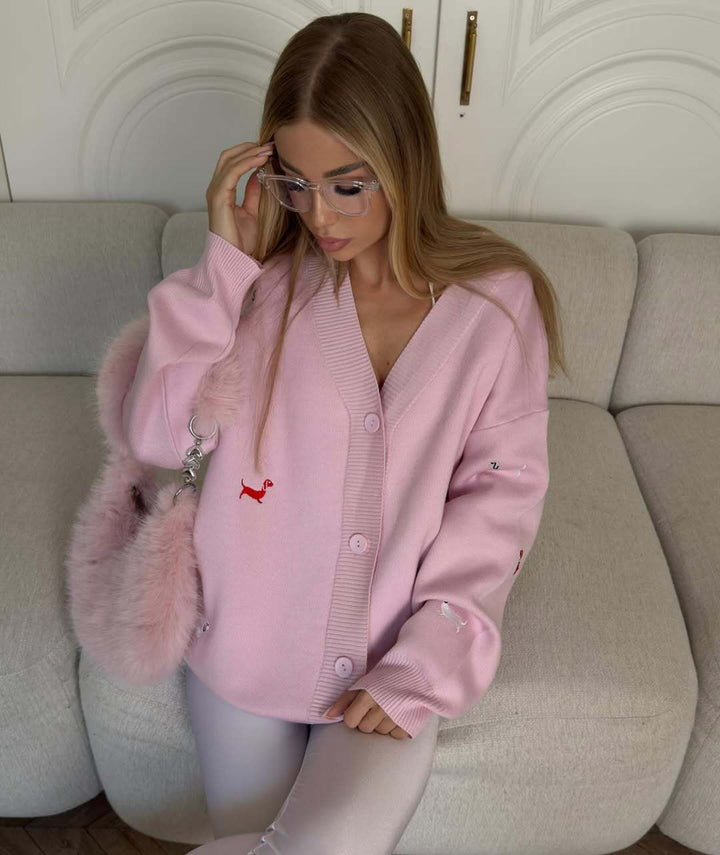 Kvinders chunky strikket cardigan med elegant knaplukning og legende broderidetaljer Stilla
