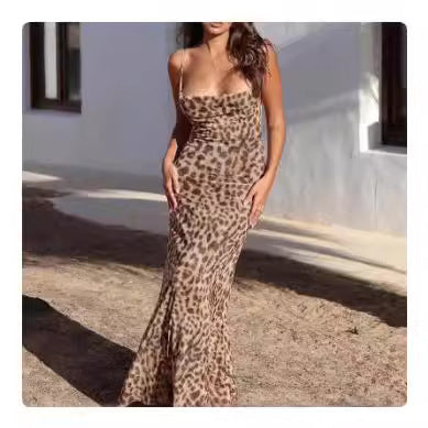 Dame maxikjole med legesygt leopardmønster og elegant slids Stilla