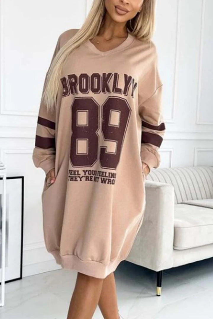 Dame sporty oversized kjole med V-hals og stilfuldt print Stiila