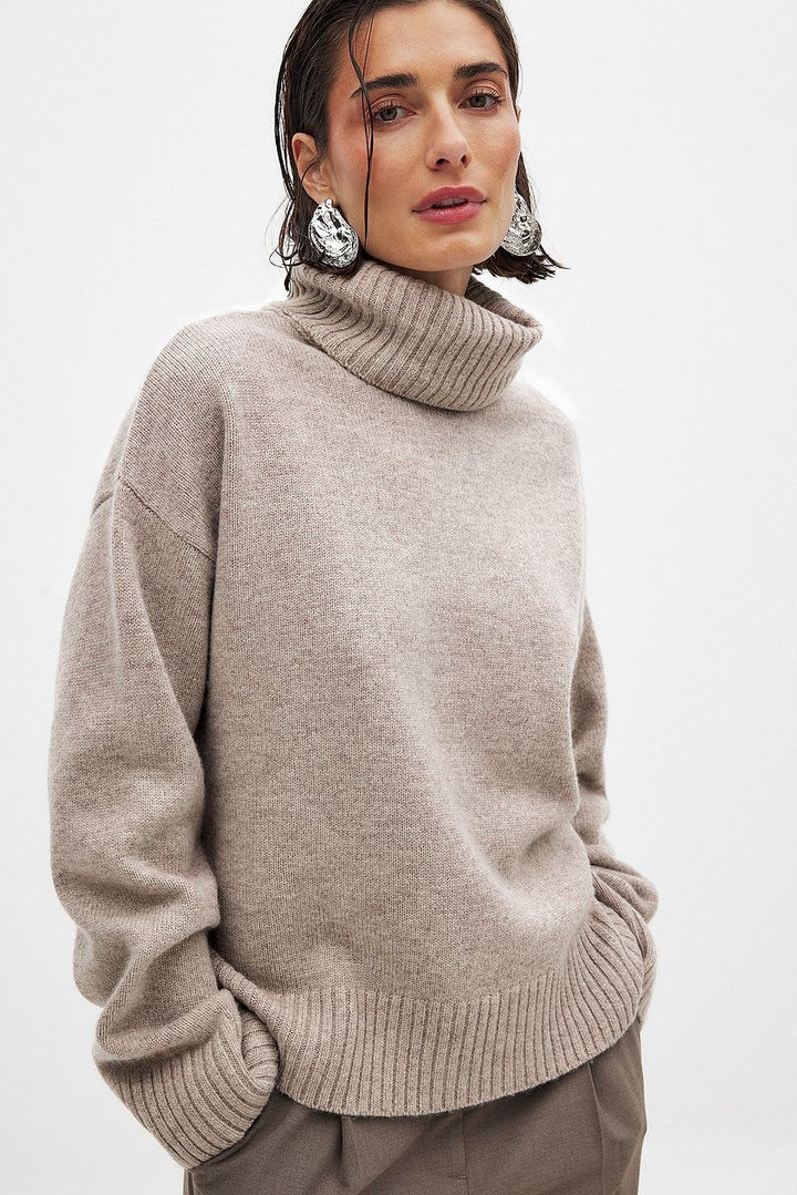 Kvindernes casual rullekrave sweater lavet af fint strikstof Stilla