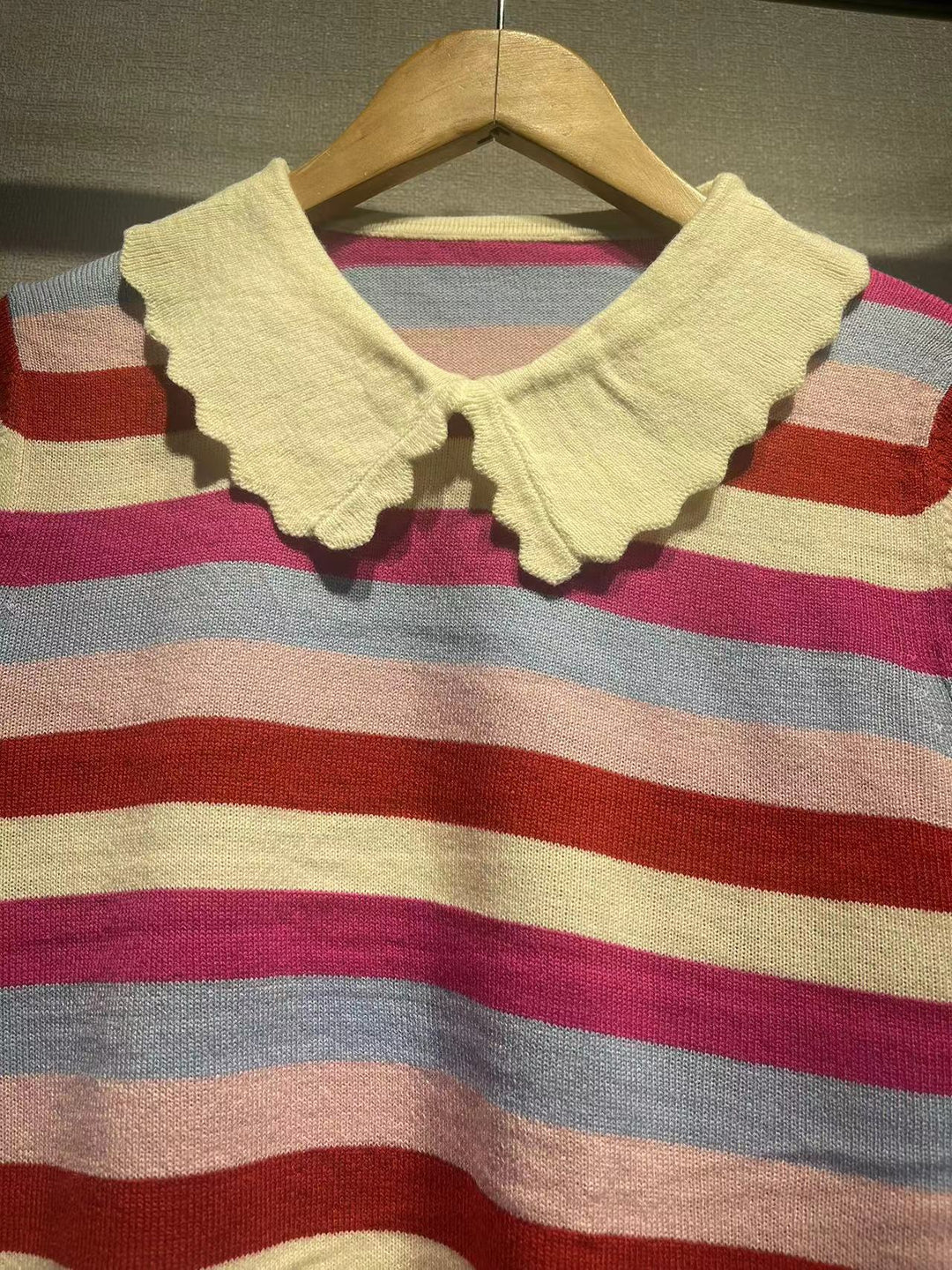 Dame strikpullover med kontraststriber og elegant krave Stilla