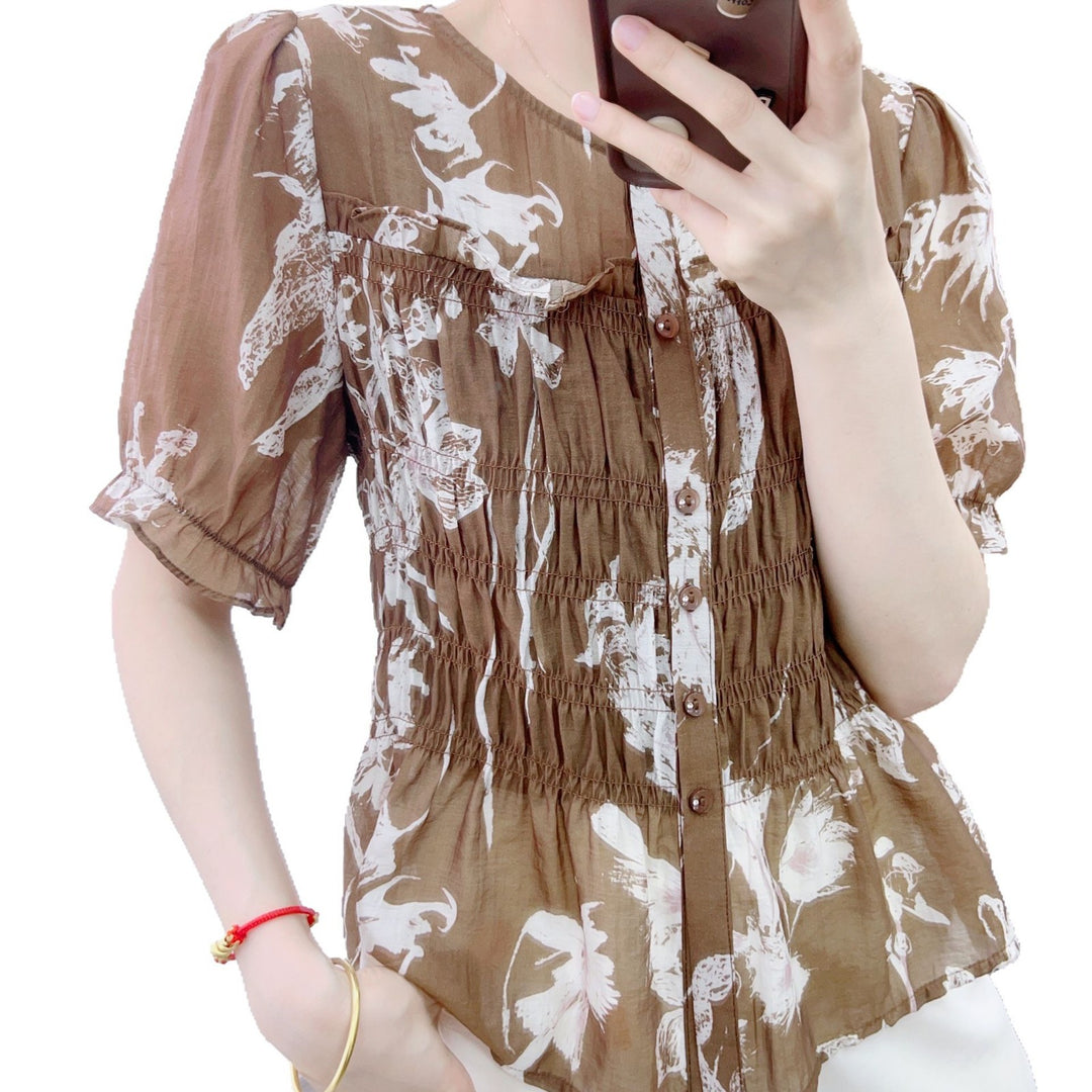 Damebluse med blomstermønster og ruchedetaljer Stilla