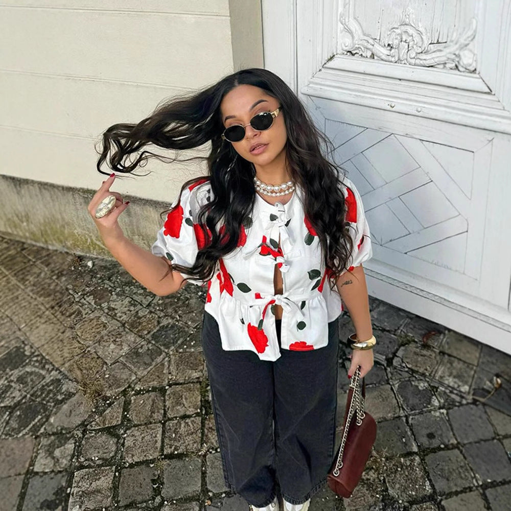 Damebluse med blomsterprint og knudedetalje Stilla