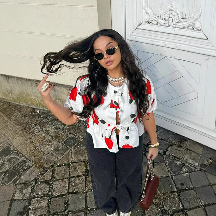 Damebluse med blomsterprint og knudedetalje Stilla
