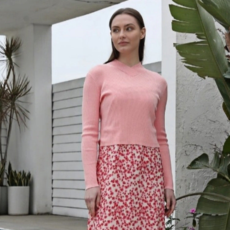 Kvindernes kombination af moderigtig sweater og maxiskørt med blomster mønstre