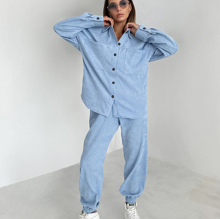 Dame Casual og komfortabel fleece-dragt med knapdetaljer og praktiske lommer Stilla
