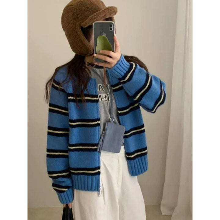 Kvindernes strikkede cardigan med moderne striber Stilla