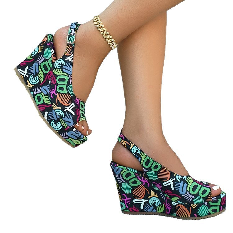 Dame Wedge-sandaler med farverigt grafikdesign og justerbar rem Stilla