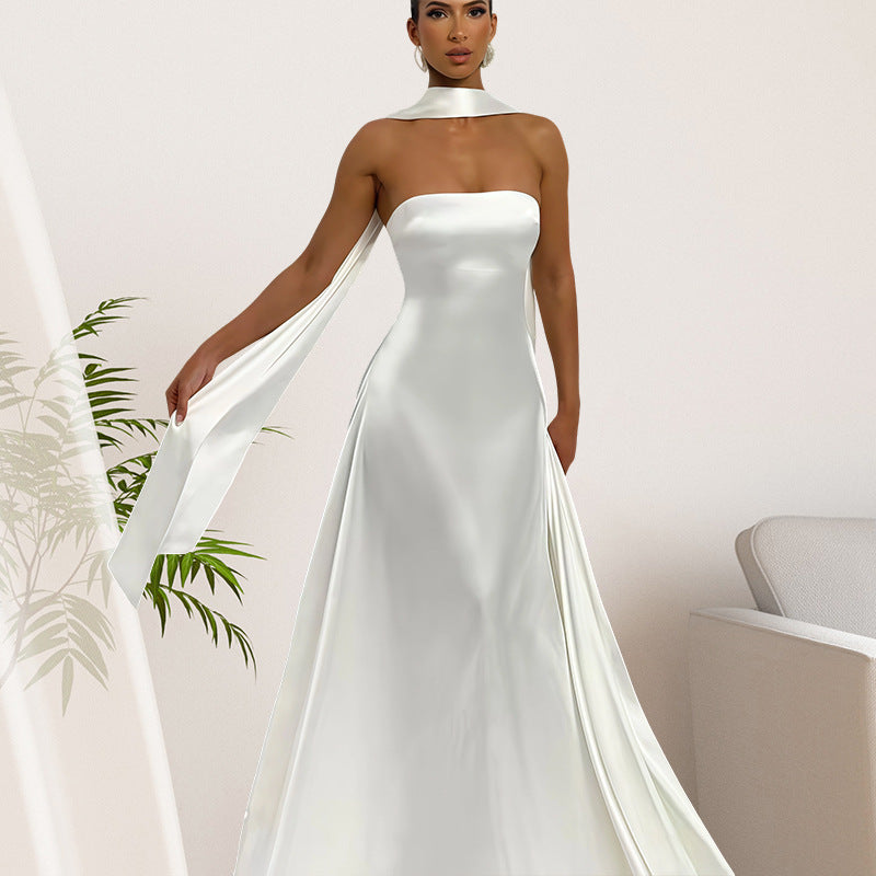 Kvinders bandeau maxi kjole med stilfuld halspryd og flydende satin