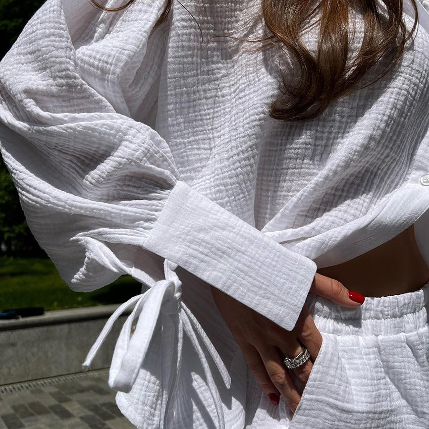 Dame let fritidssæt lavet af åndbart materiale med afslappede shorts og oversized skjorte Stilla