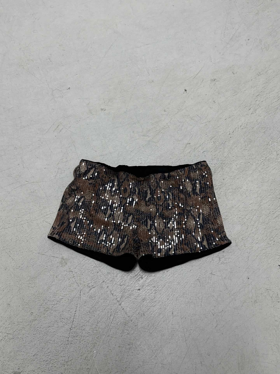 Dame sæt af skinnende top og korte shorts i dyreprint Skovae