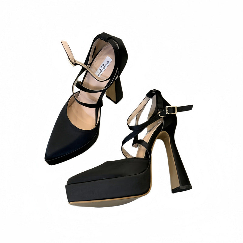 Dame Plateau-Pumps med smagfuldt remdesign og elegant ankelrem Stilla
