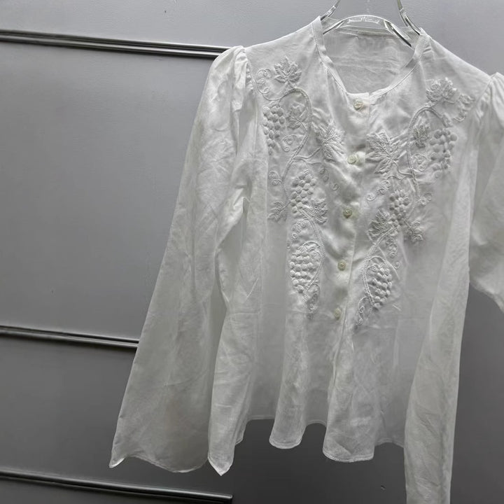 Damebluse med romantiske broderier og voluminøse ærmer Stilla