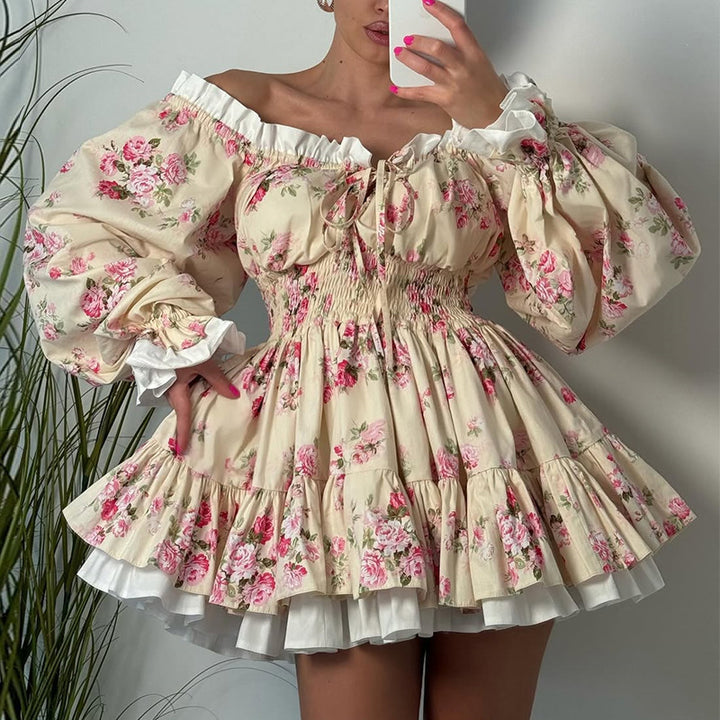 Dame rynkekjole med blomsterprint og elegante pufærmer Stilla