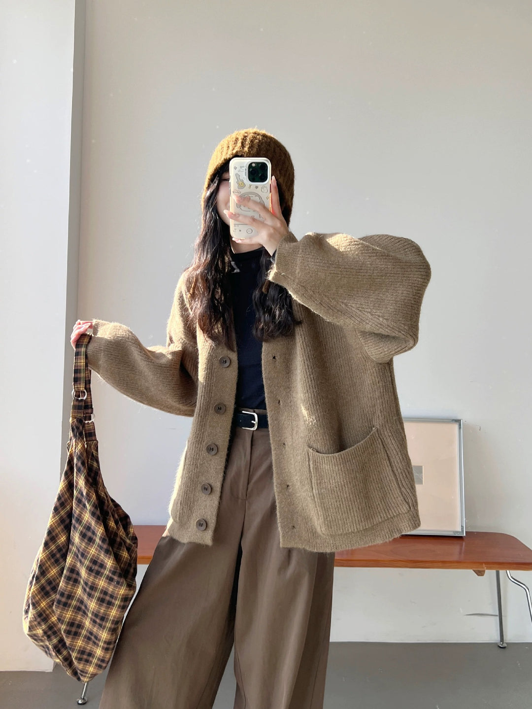 Kvindernes chunky strikket cardigan med elegante knapdetaljer og praktiske lommer Stilla