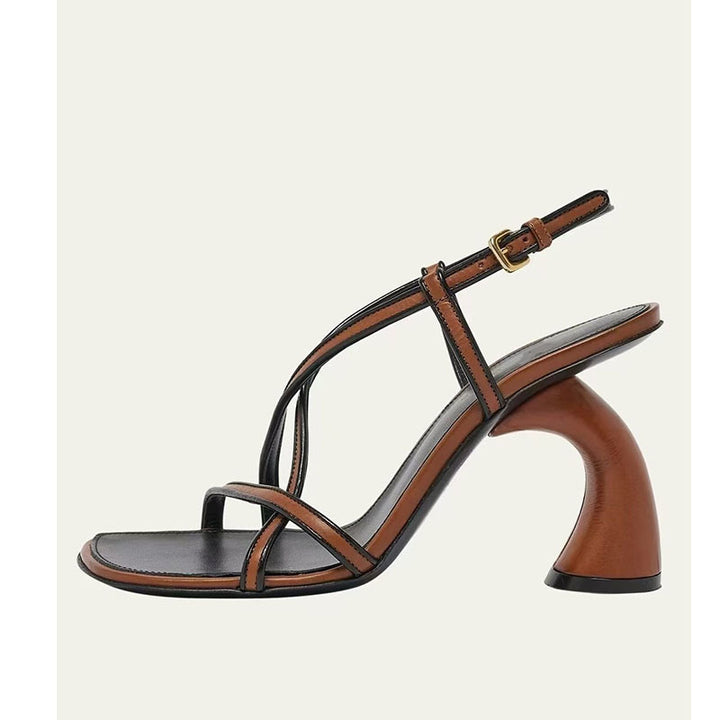 Femme Strappy Flade Sandaler med Metallic-Accent Stilla