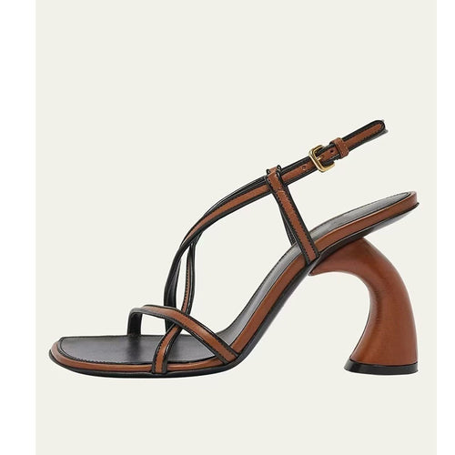 Femme Strappy Flade Sandaler med Metallic-Accent Stilla