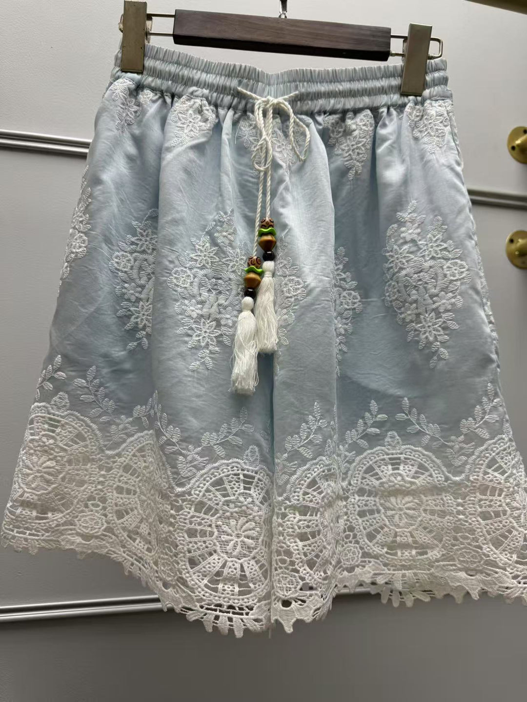 Dame Let bluse med florale spidsdetaljer og moderigtigt knapdesign Stilla