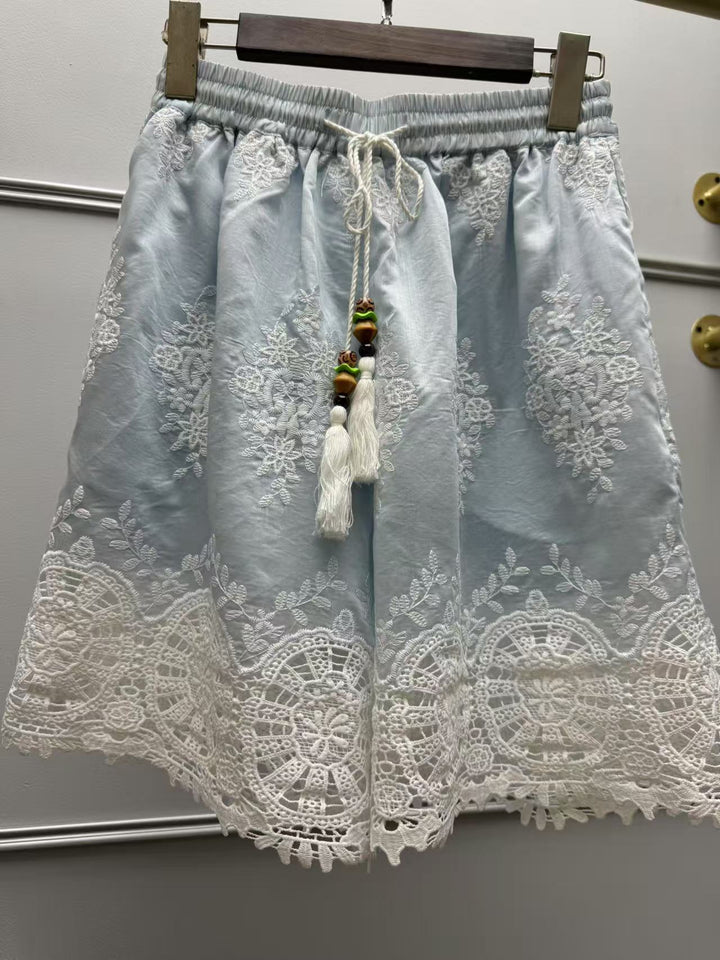 Dame Let bluse med florale spidsdetaljer og moderigtigt knapdesign Stilla