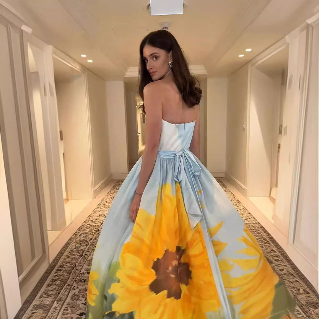 Kvinders aftenkjole med blomstermønster og elegant talje