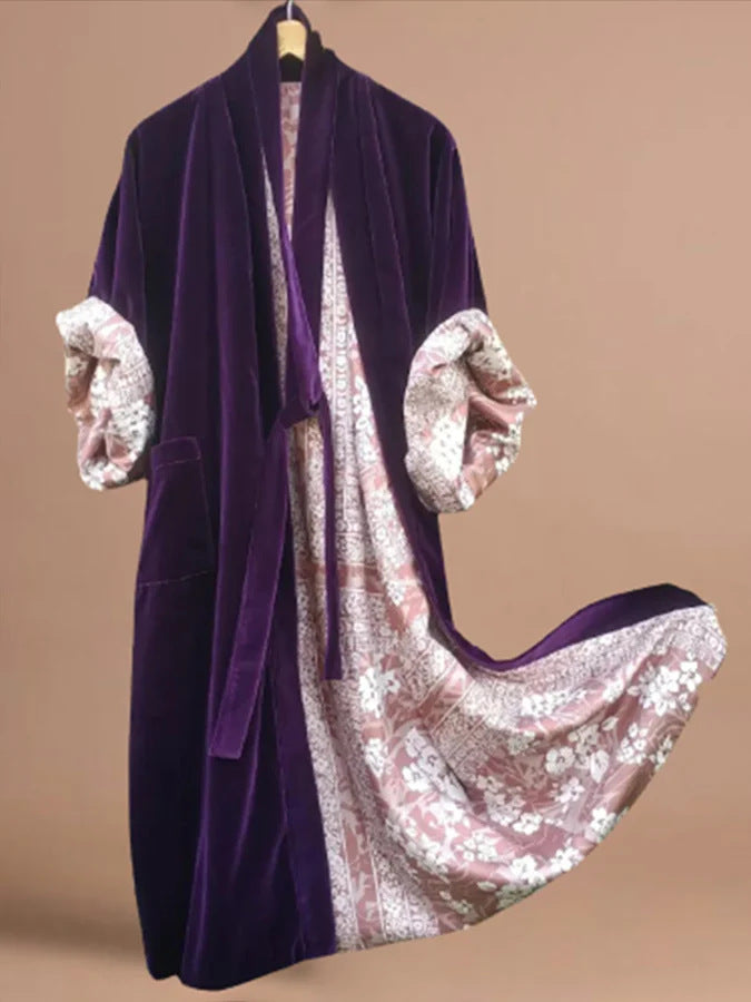 Kvinders luksuriøse kimono med blomstermotiv og silkefoer Skovae
