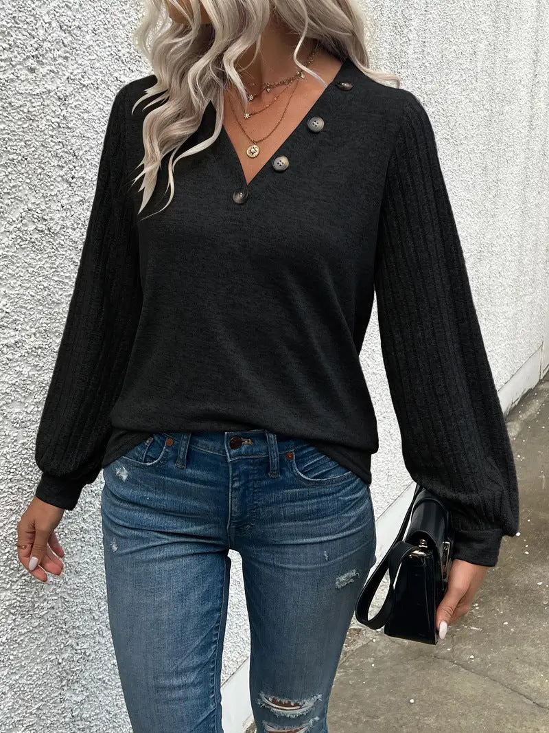 Dame V-hals sweater med knapdetalje og strukturerede ærmer Stilla