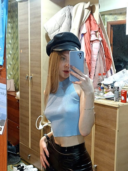 Kvinders cropped top med høj krave og ribbet tekstur Skovae