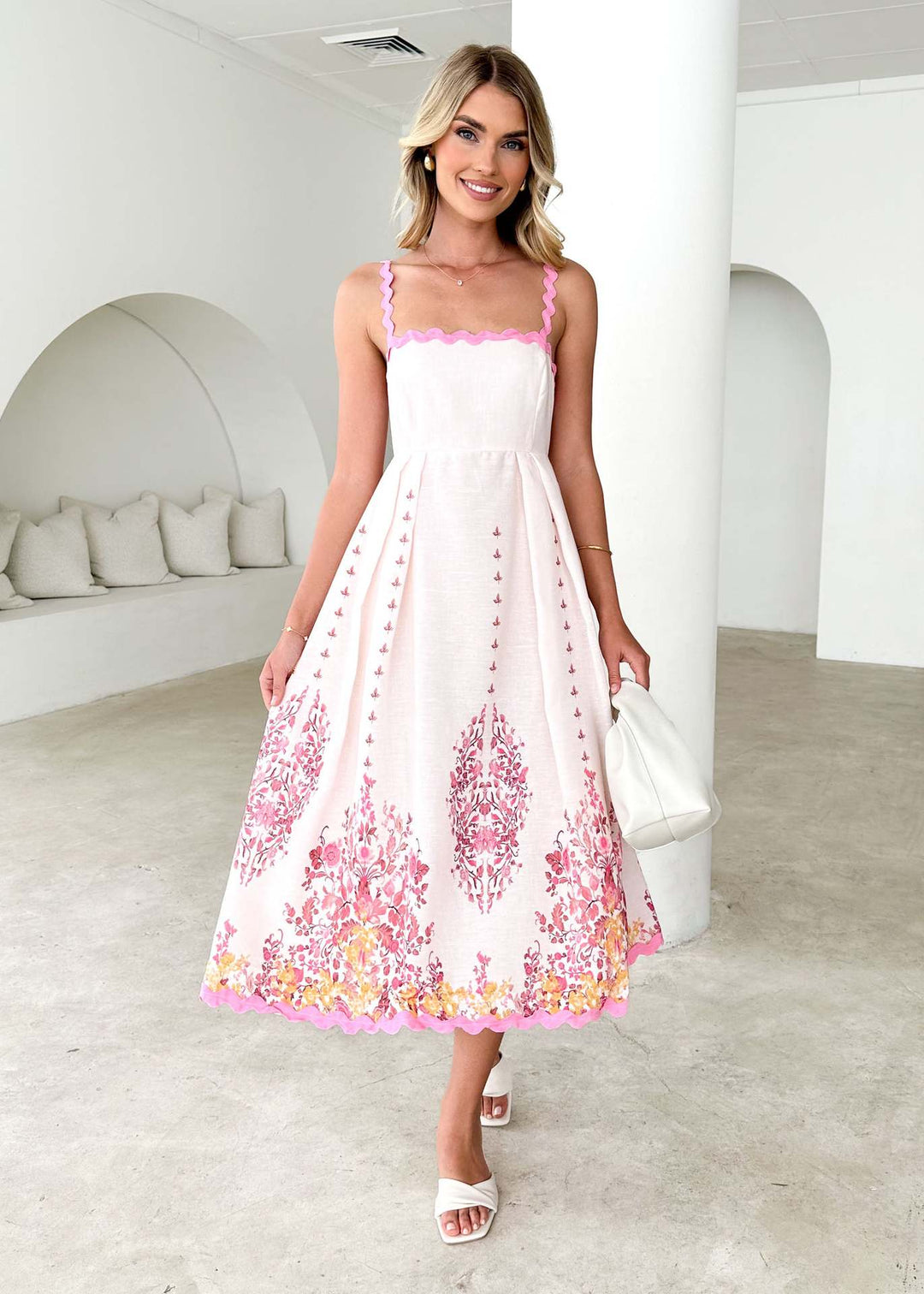 Kvindernes sommer maxi kjole med blomsterdesign og volang kant Stilla