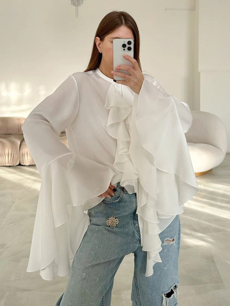 Damebluse med voluminøse flæser og elegante trompetærmer Stilla