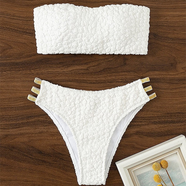 Dame bandeau-bikini med struktureret top og dekorative detaljer Skovae